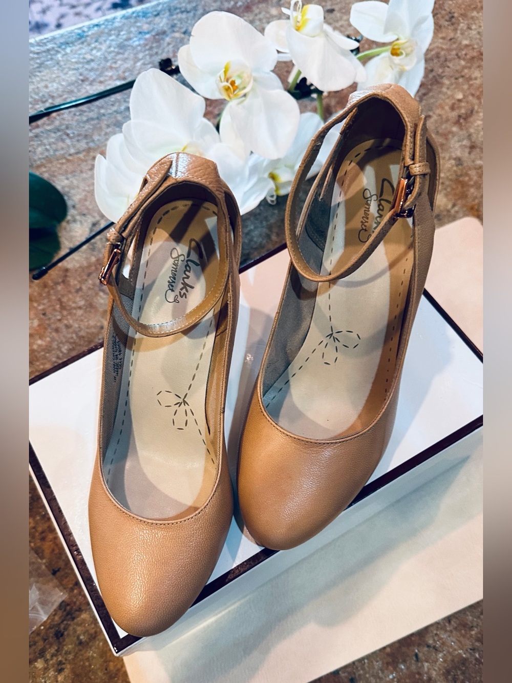 Clarks Tan Leather Ankle-Strap Round-Toe Heels , With gold heels
